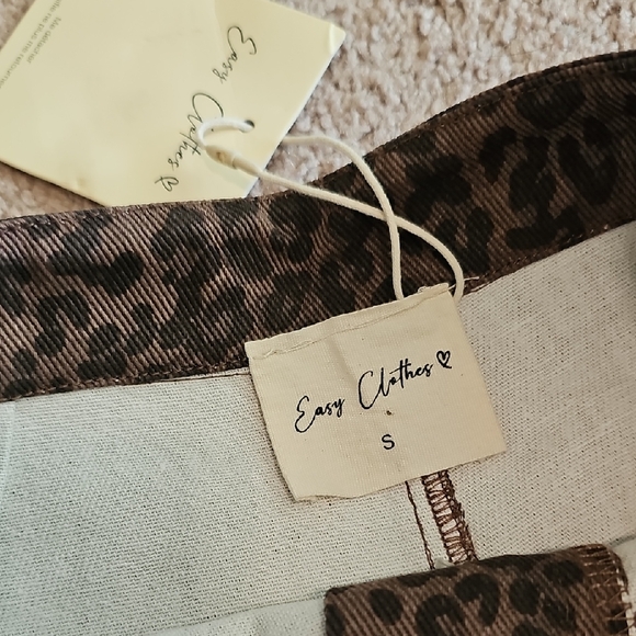 Stylish Leopard Print Women Shorts Skorts - Picture 3 of 4